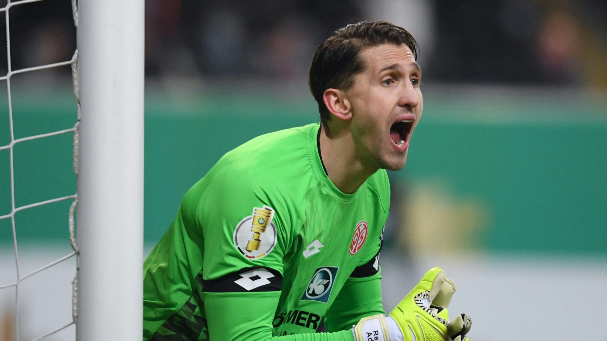 Rene Adler steht für den 1. FSV Mainz 05 im Tor und gestikuliert.