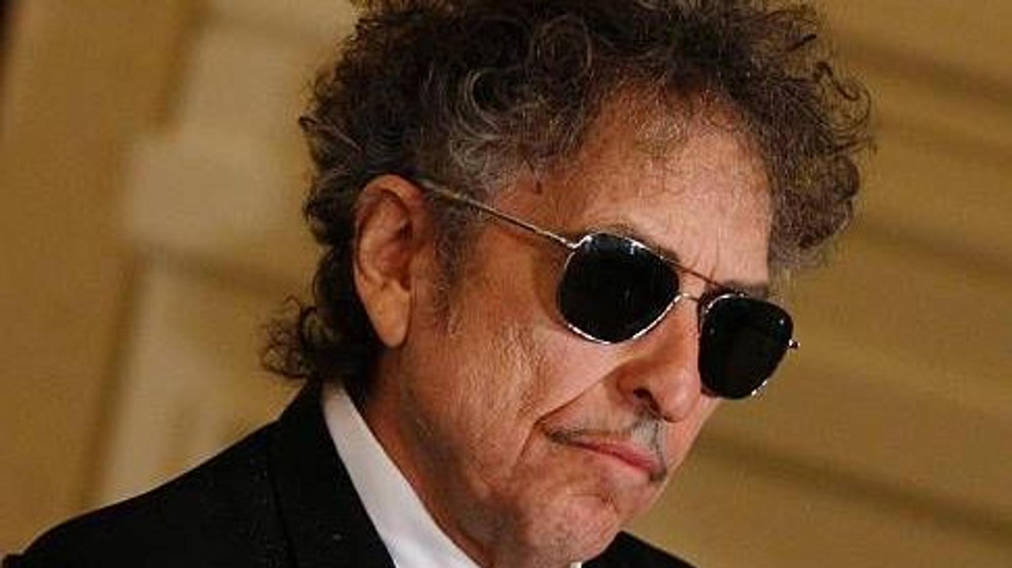 Bob Dylan trägt eine Sonnebrille und einen schwarzen Anzug (Archivbild)