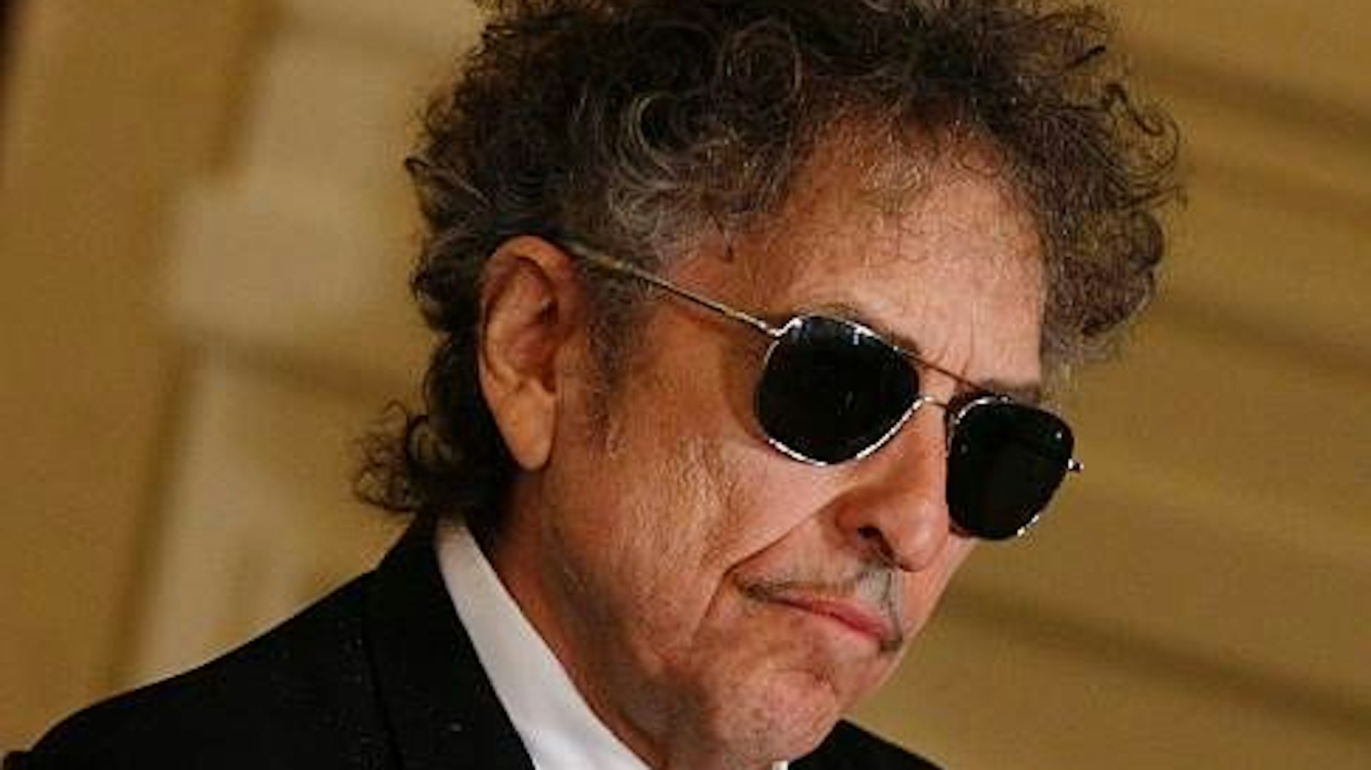 Bob Dylan trägt eine Sonnebrille und einen schwarzen Anzug (Archivbild)