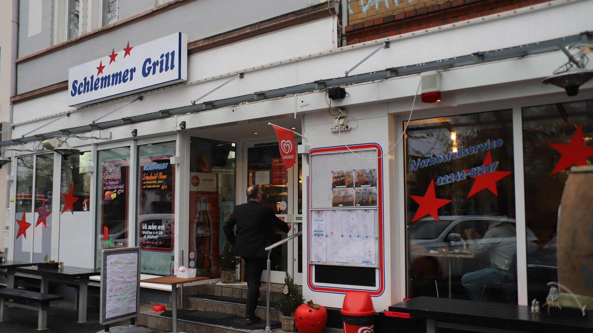 Ein Mann geht in den Schlemmer-Grill an der Frankfurter Straße in Hennef.