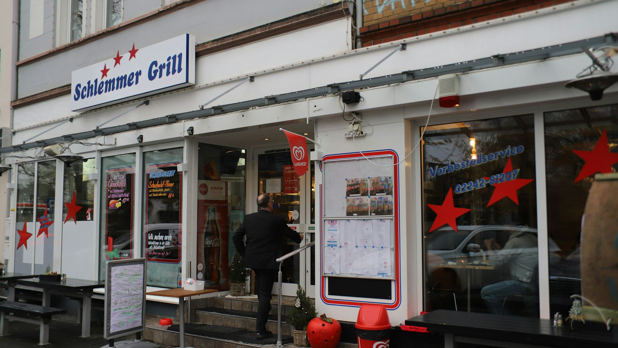Ein Mann geht in den Schlemmer-Grill an der Frankfurter Straße in Hennef.