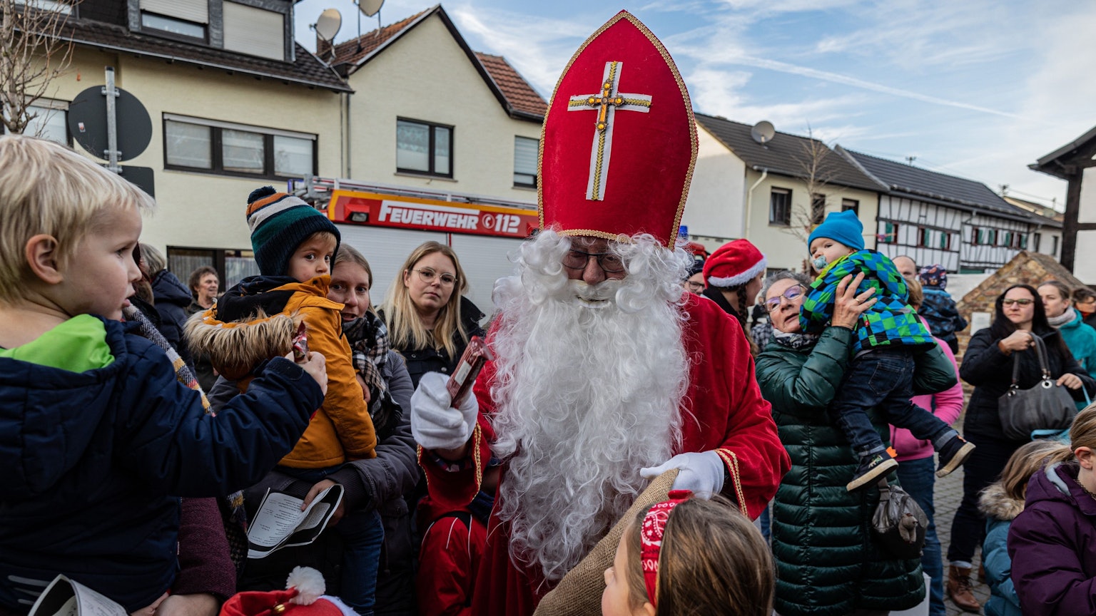 In Oberdress hingen die Kinder des Kindergartens den örtlichen Weihnachtsbaum mit Deko und sangen "In der Weihnachtsbäckerei". Diesmal schlüpfte Karl Heinz Eich in das Kostüm des Nikolaus.