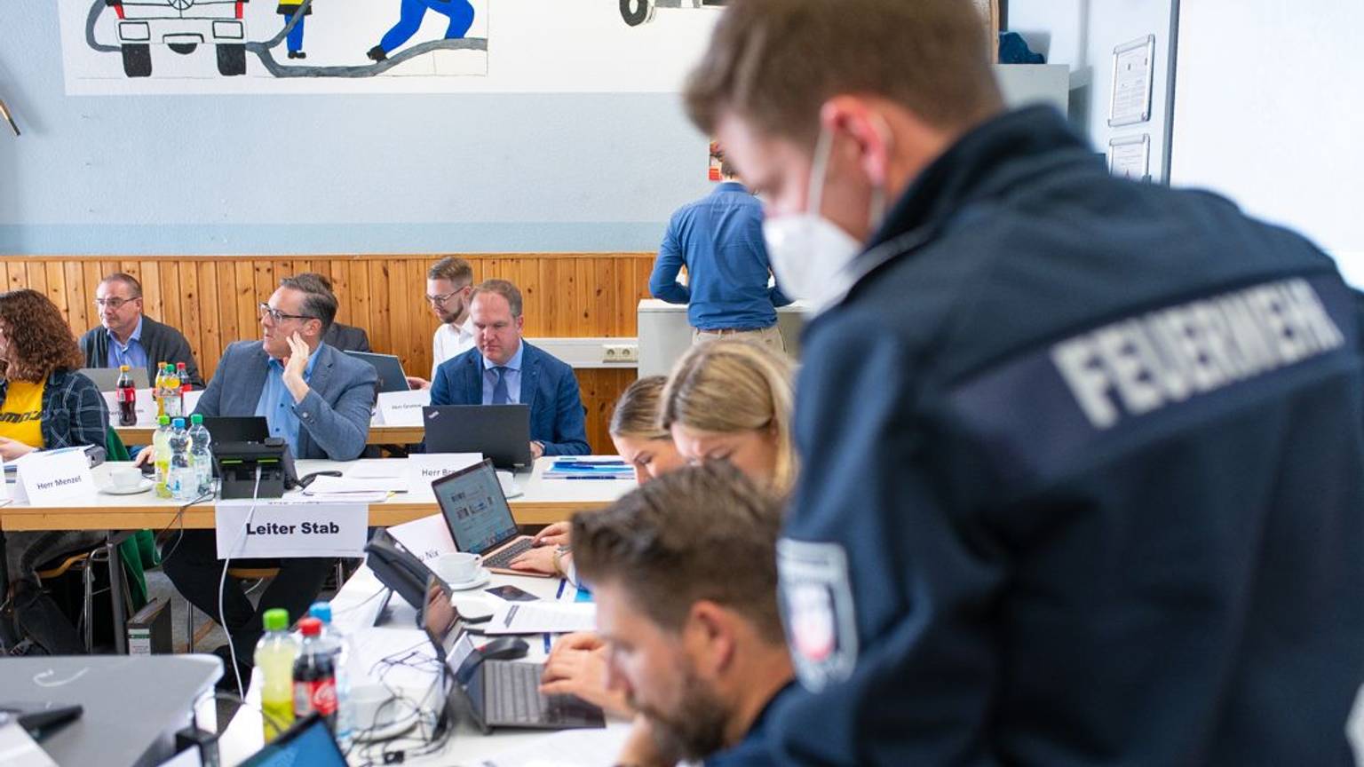 Der Krisenstab sitzt in der Wache zusammen.