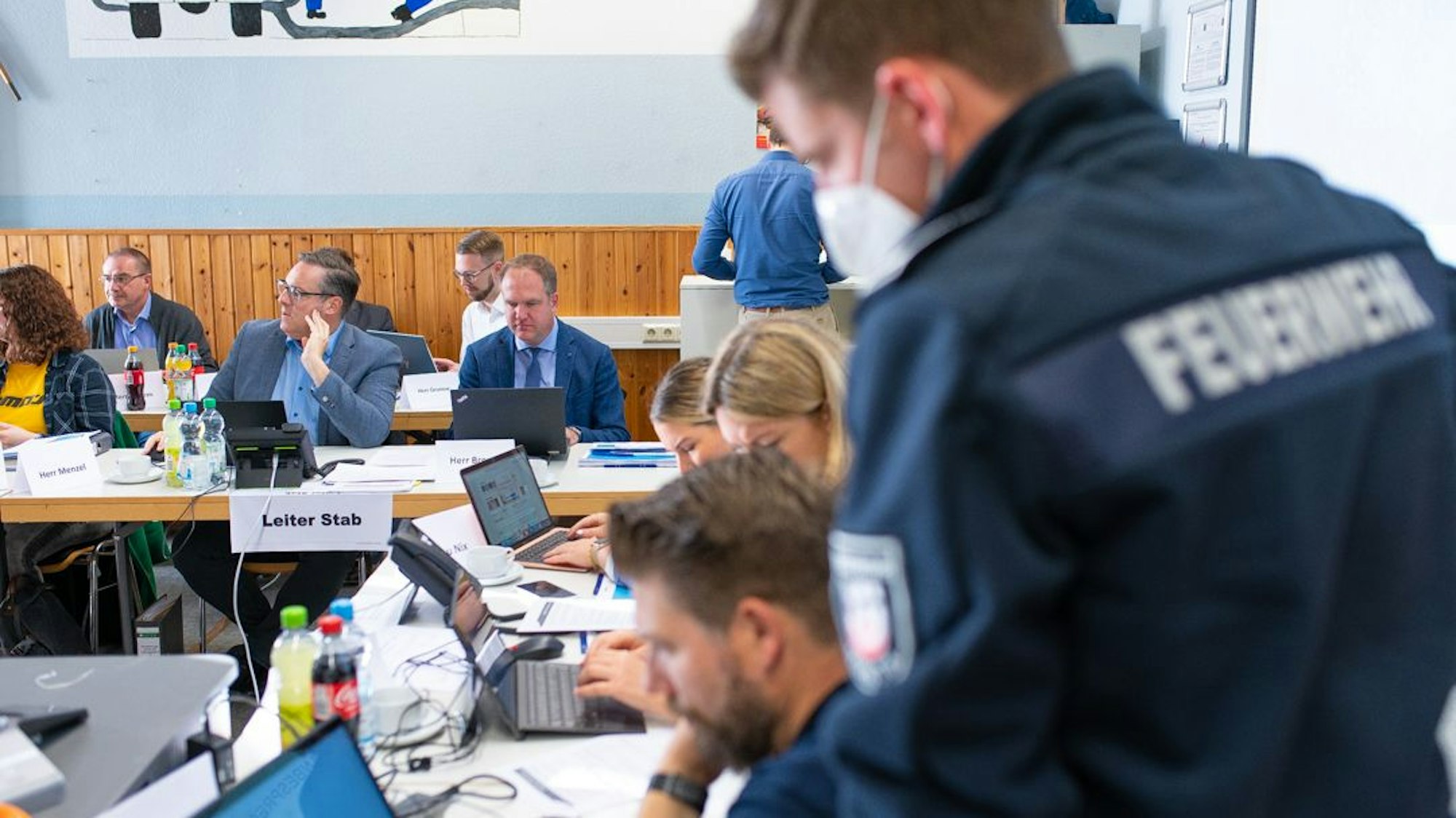 Der Krisenstab sitzt in der Wache zusammen.