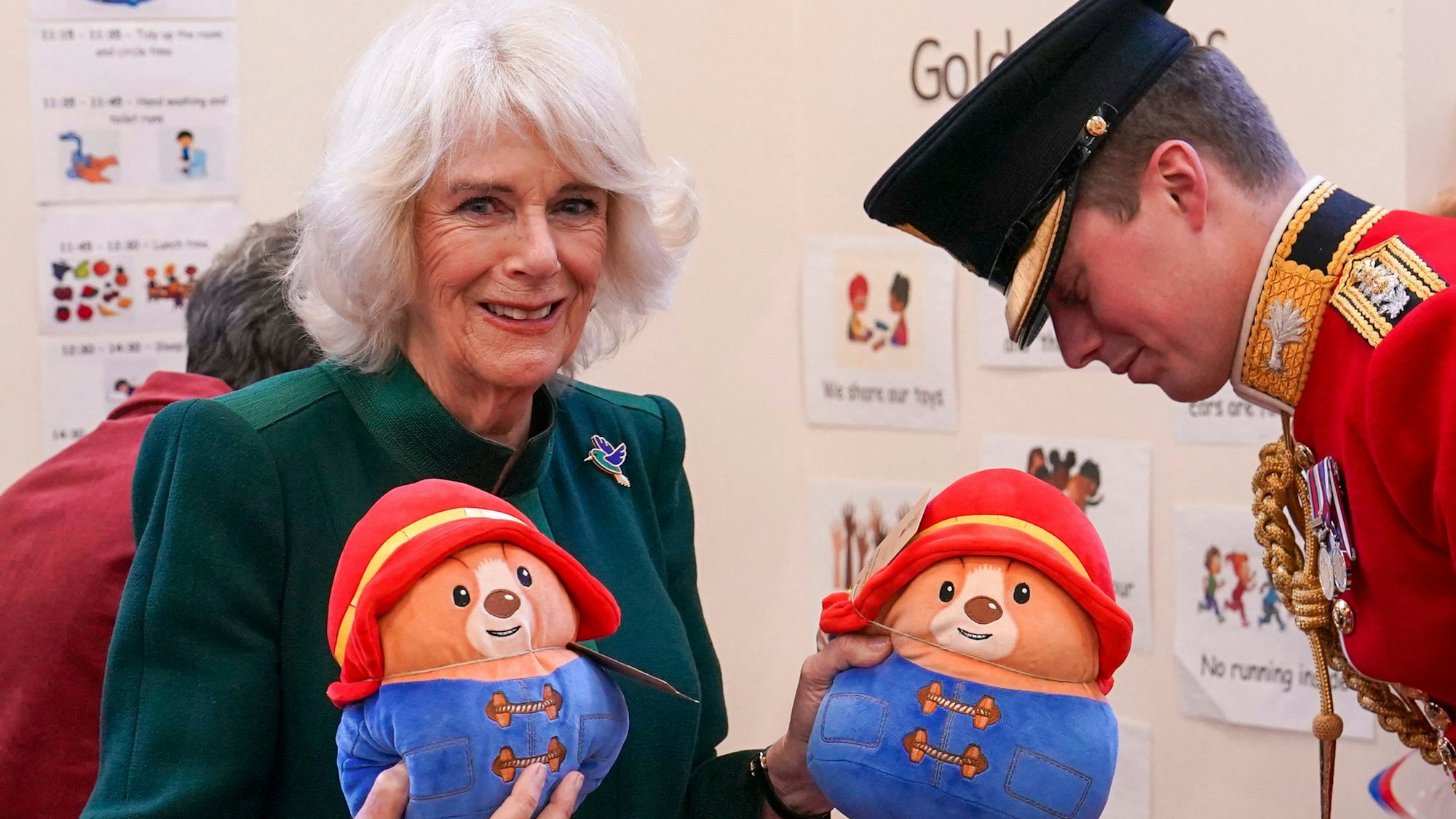 Camilla mit zwei Bären aus Stoff.