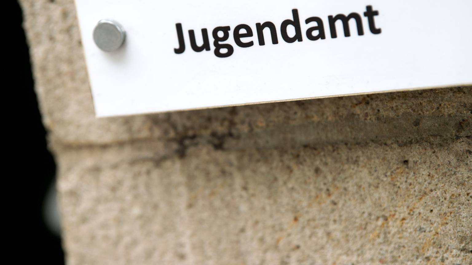 Der Schriftzug „Jugendamt“ ist auf einem Schild zu lesen.