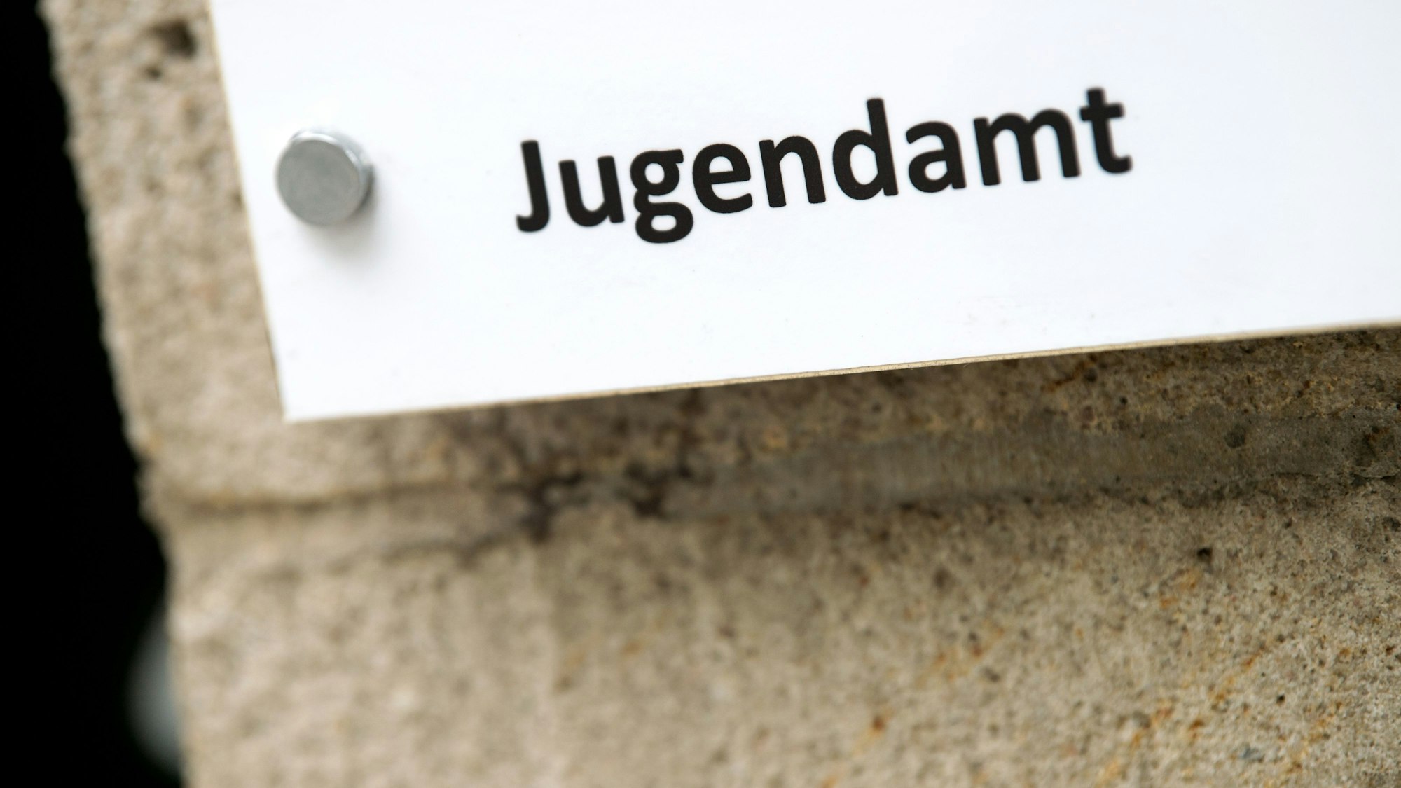 Der Schriftzug „Jugendamt“ ist auf einem Schild zu lesen.