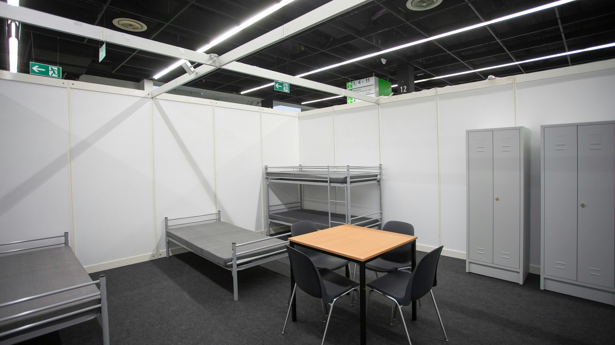 28.11.2022
Köln, NRW
Flüchtlingsunterkunft in den Kölner Messehallen
+ NO MODEL RELEASE +++
+++ No Property Release +++
Ab dem Zeitpunkt der ordnungsgemäßen Lieferung des Bildmaterials durch den Urheber ist der Bildnutzer für dessen sachgemäße Verwendung verantwortlich. Der Bildnutzer trägt die Verantwortung für die Betextung sowie die sich aus der konkreten Veröffentlichung ergebenden Sinnzusammenhänge. © Thomas Banneyer