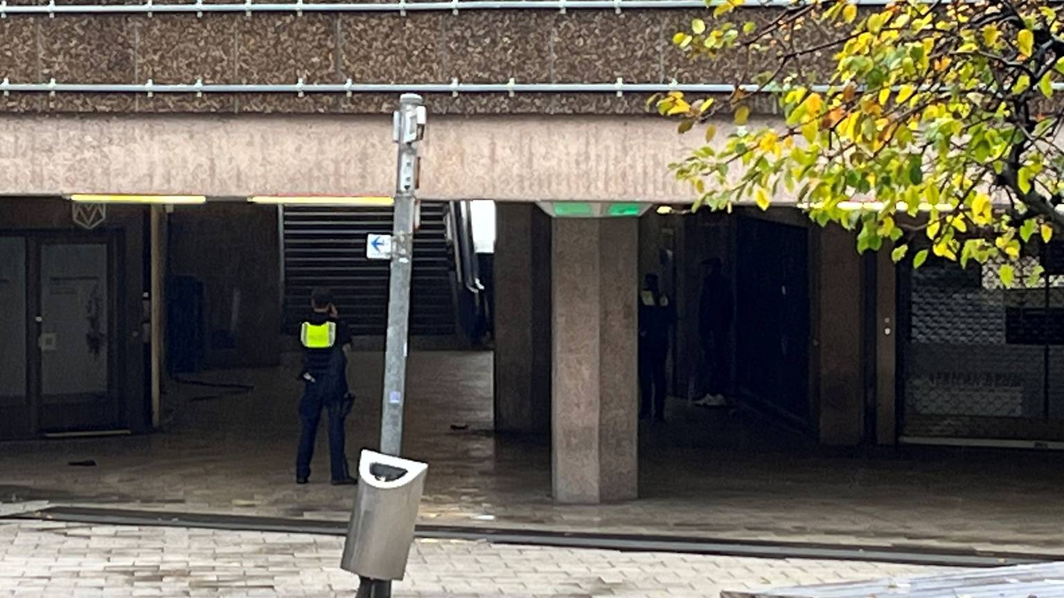 Die Polizei sucht die Gegend nach der Tatwaffe und Drogen ab. Auch verdächtige Personen wurden kontrolliert. Moritz Rohlinger