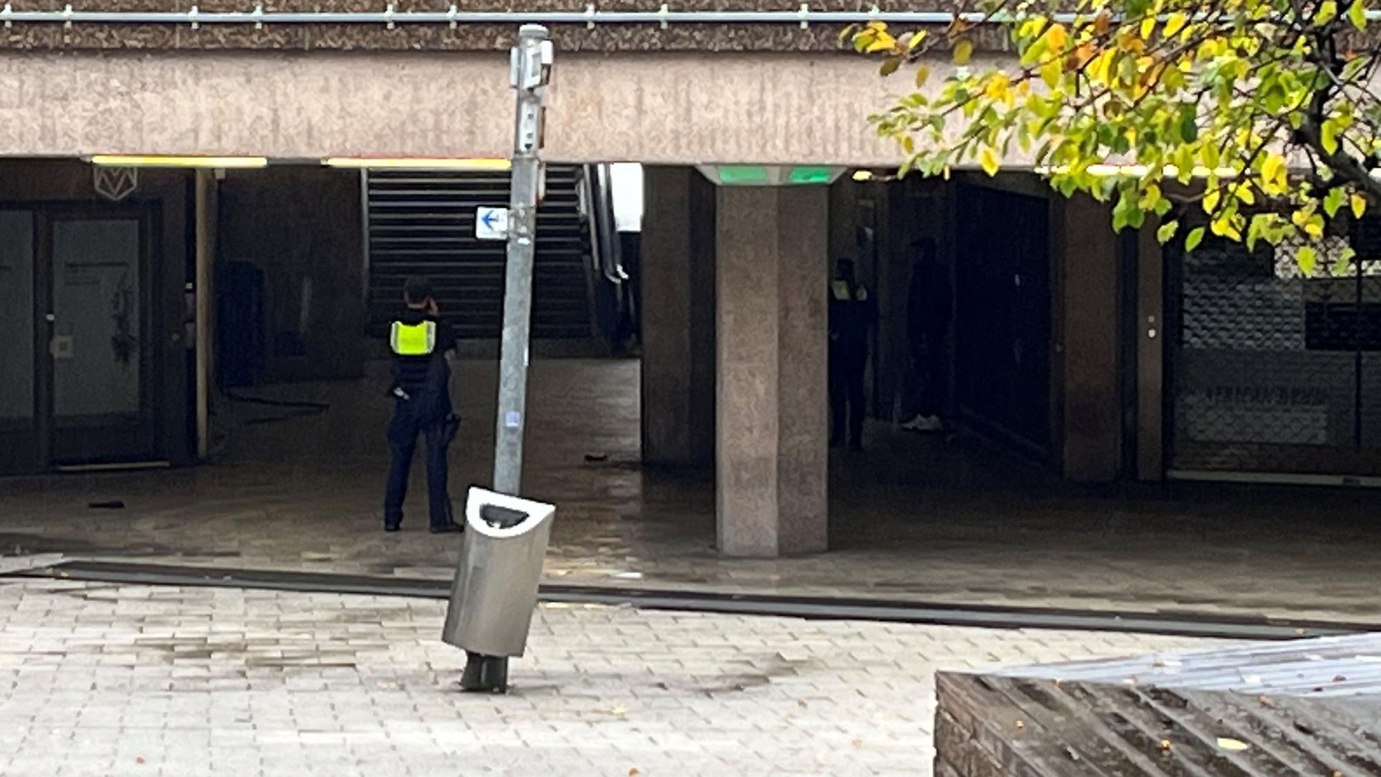 Die Polizei sucht die Gegend nach der Tatwaffe und Drogen ab. Auch verdächtige Personen wurden kontrolliert. Moritz Rohlinger