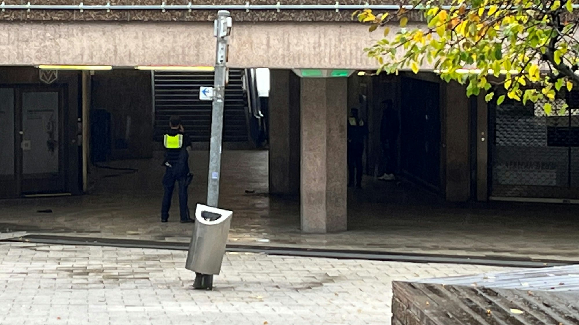 Die Polizei sucht die Gegend nach der Tatwaffe und Drogen ab. Auch verdächtige Personen wurden kontrolliert. Moritz Rohlinger