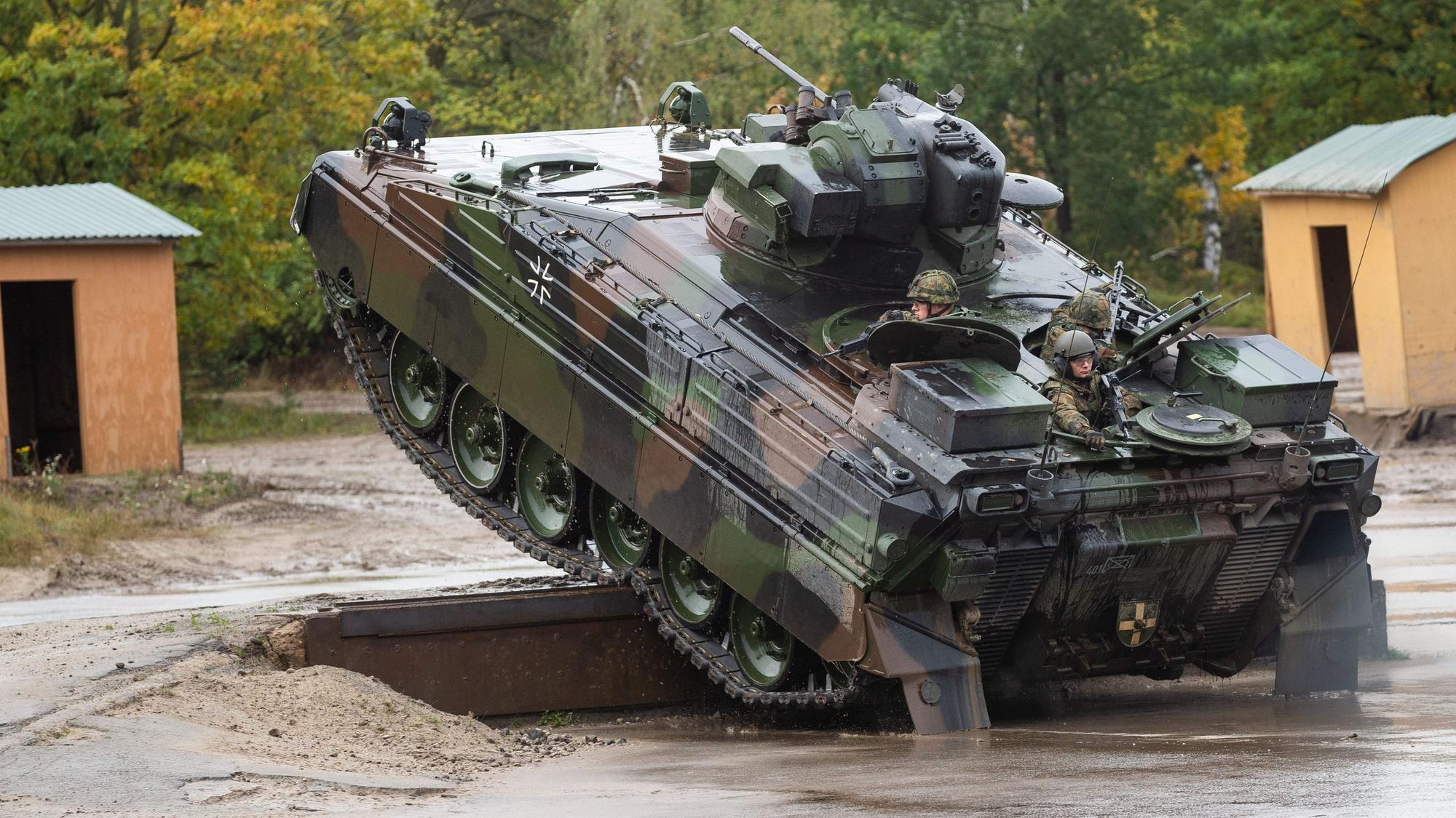 Ein Schützenpanzer der Bundeswehr vom Typ Marder, der von Rheinmetall Landsysteme gebaut wird, fährt bei der Informationslehrübung Landoperationen 2019 über ein Hindernis.
