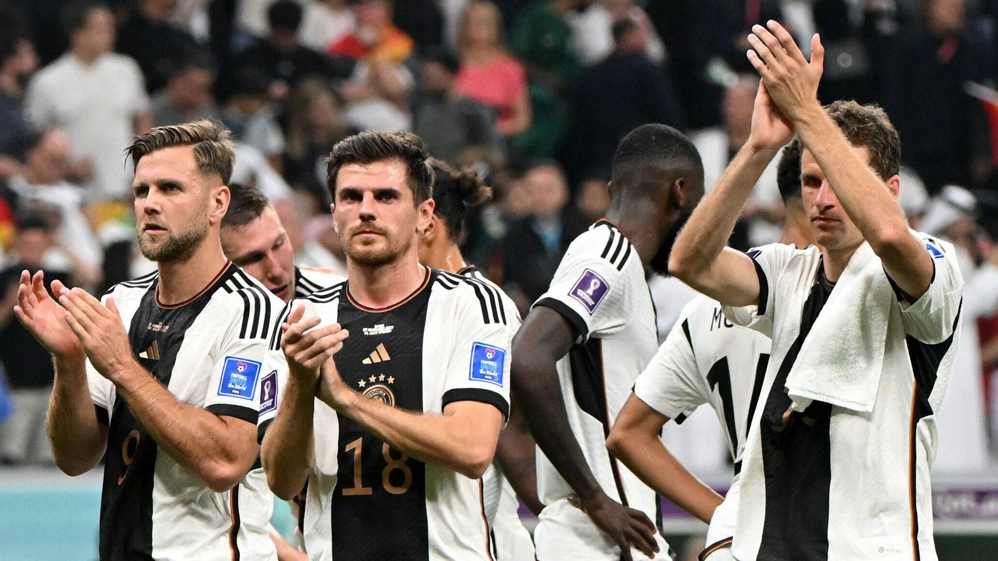 Die deutsche Mannascht klatscht den mitgereisten Fans Beifall.