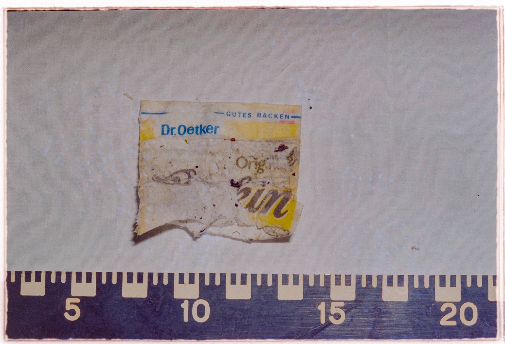 Eine aufgerissene, gelbe Tüte der Marke Dr. Oetker. In ihr war Backin-Pulver enthalten.