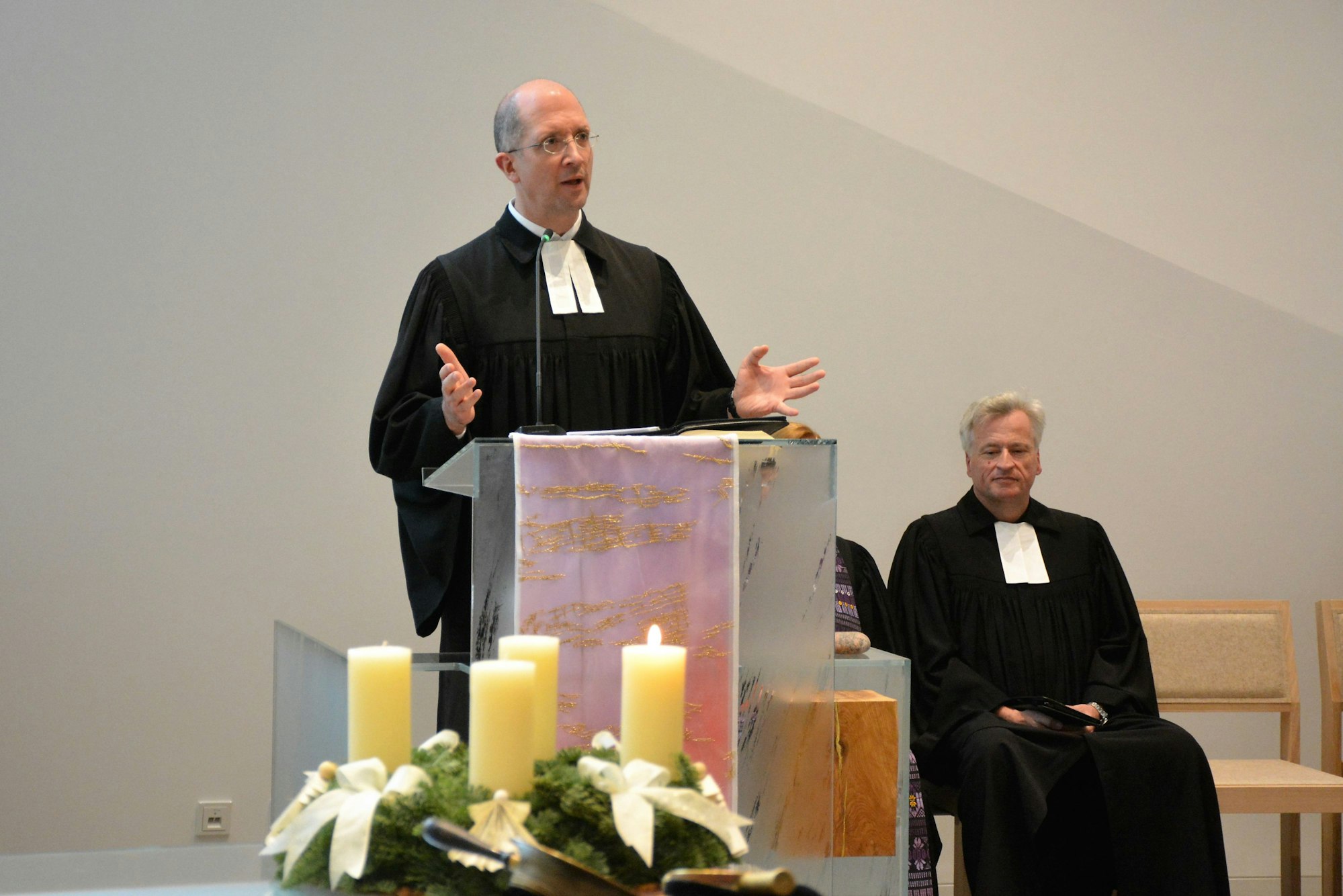 Präses Thorsten Latzel hält eine Eröffnungsrede für die neue Erlöserkirche in Weidenpesch.