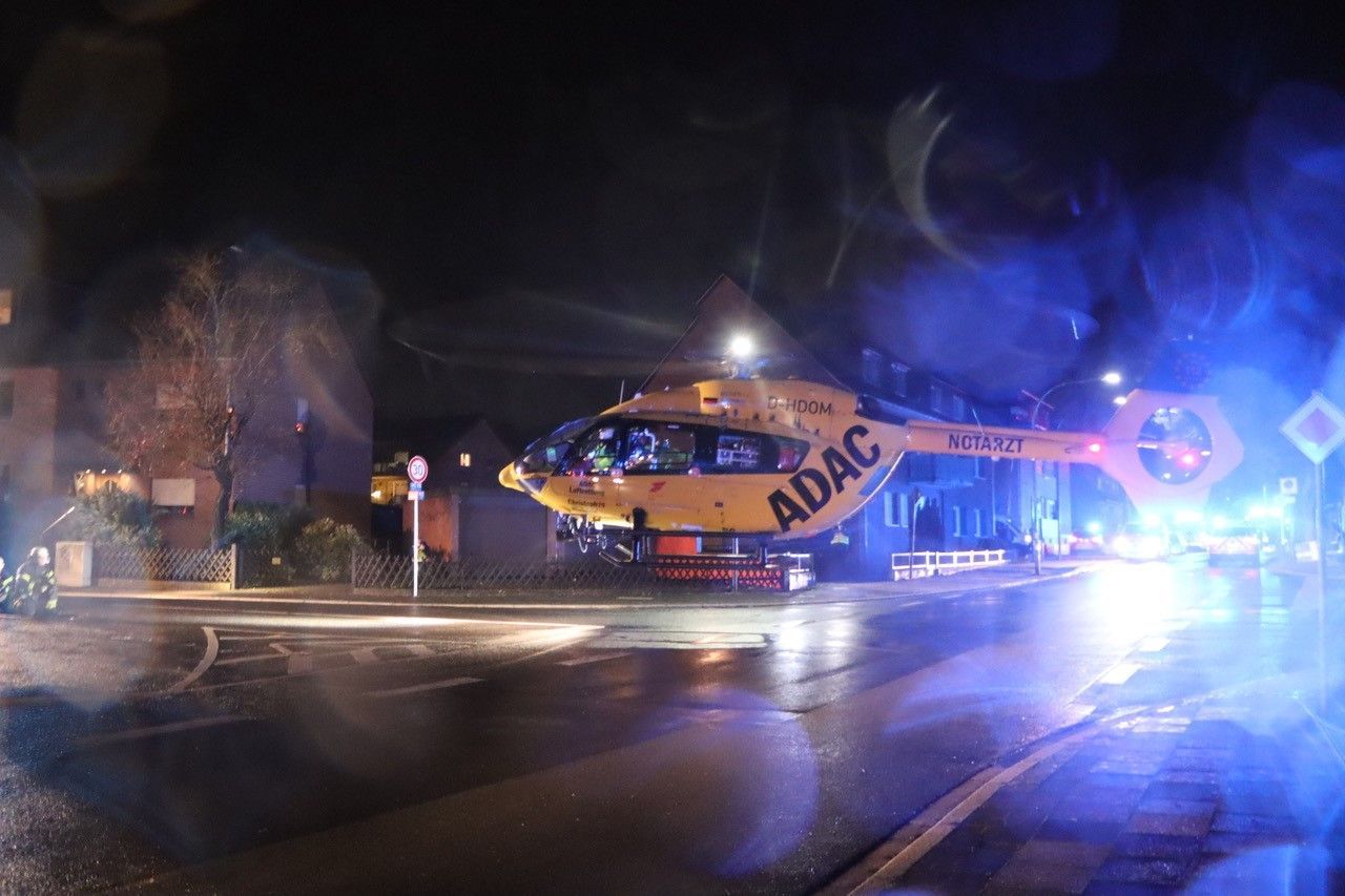 Ein Helikopter landet auf einer Straße in Hürth, im Hintergrund ist Blaulicht zu sehen.