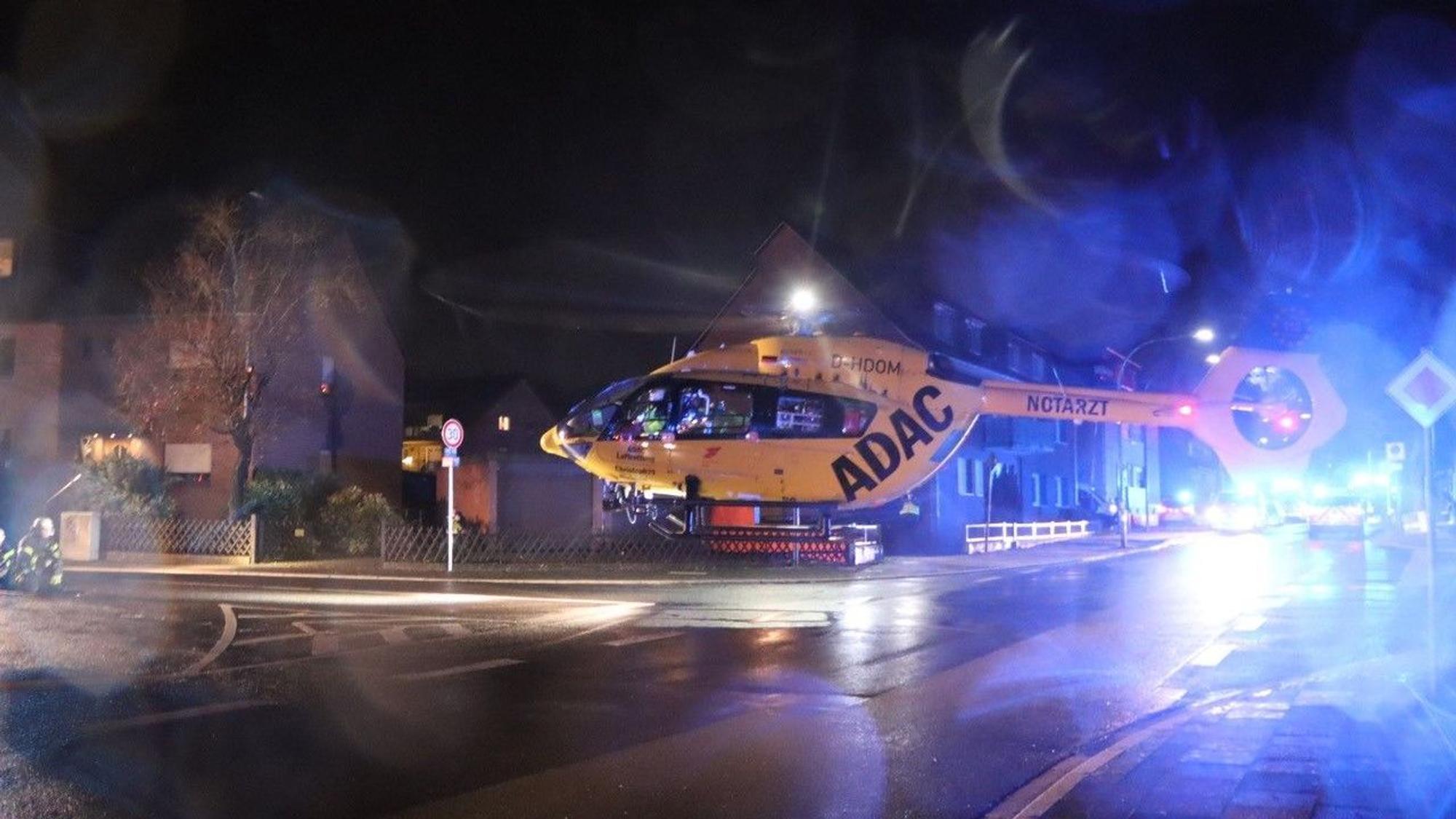 Zwei Rettungshelikopter landeten in der Nähe des brennenden Hauses in Hürth.