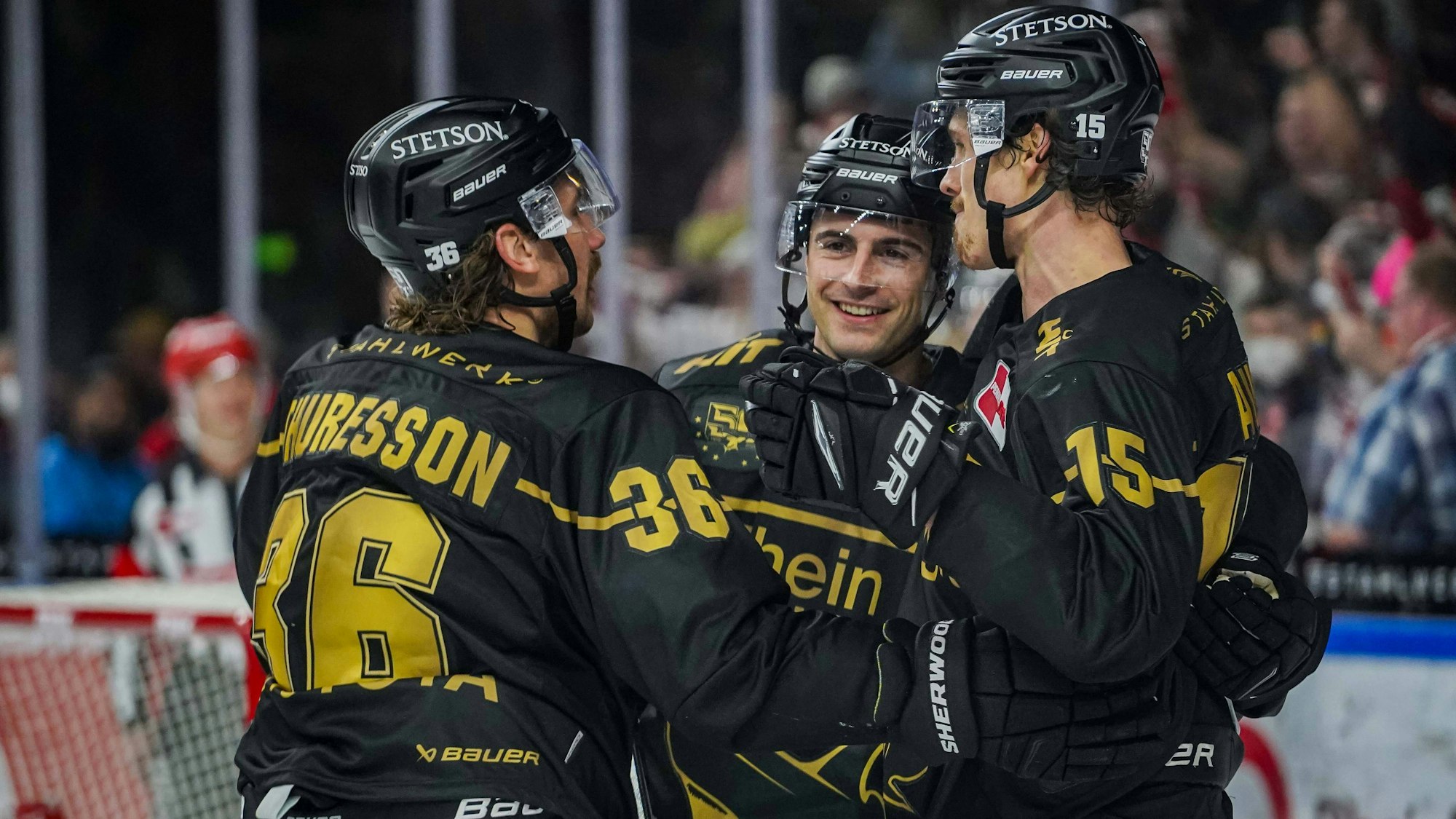 Eishockey Penny-DEL 24. Spieltag Kölner Haie - Iserlohn Roosters am 27.11.2022 in der Lanxess Arena in Köln Andreas Thuresson  Köln , links - und Louis-Marc Aubry  Köln , rechts - gratulieren Maximilian Kammerer  Köln , mitte - zu seinem Tor zum 7:1 Gemäß den Vorgaben der DEL Deutsche Eishockey Liga ist die Publikation und Weiterverwertung der Aufnahmen in elektronischen Medien und Endgeräten aller Art während des laufenden Spiels nicht zulässig. *** Ice hockey penny DEL 24 match day Kölner Haie Iserlohn Roosters on 27 11 2022 in the Lanxess Arena in Cologne Andreas Thuresson Cologne , left and Louis Marc Aubry Cologne , right congratulate Maximilian Kammerer Cologne , center to his goal to 7 1 According to the specifications of the DEL German Ice Hockey League, the publication and further use of the recordings in electronic media and terminals of any kind during the ongoing game is not allowed xDMx