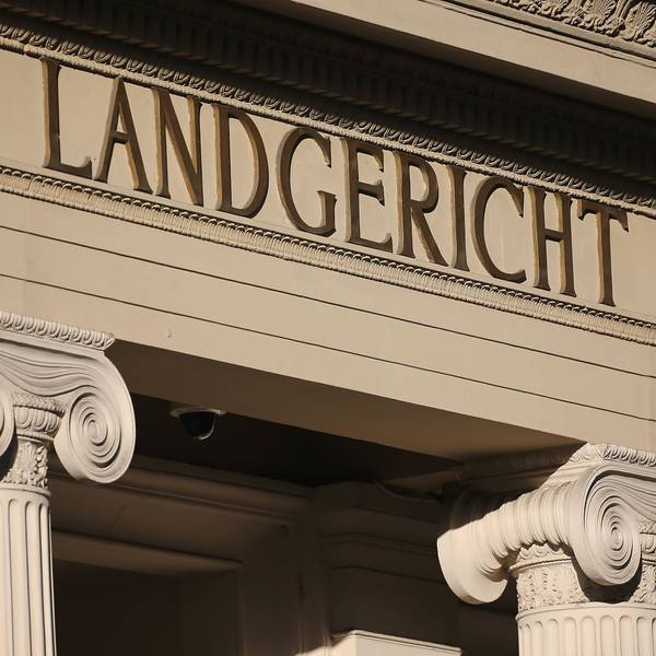 Das Eingangsportal des Landgerichts Bonn, mit dem Wort „Landgericht“ in Stein gemeißelt.