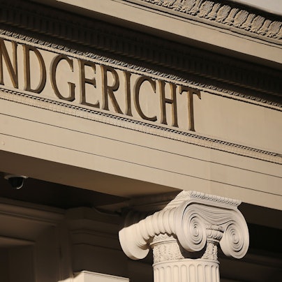 Das Eingangsportal des Landgerichts Bonn, mit dem Wort „Landgericht“ in Stein gemeißelt.