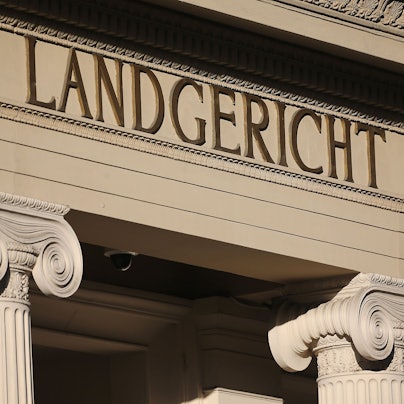 Das Bild zeigt die Attika des Bonner Gerichtsgebäudes mit dem Schriftzug Landgericht.