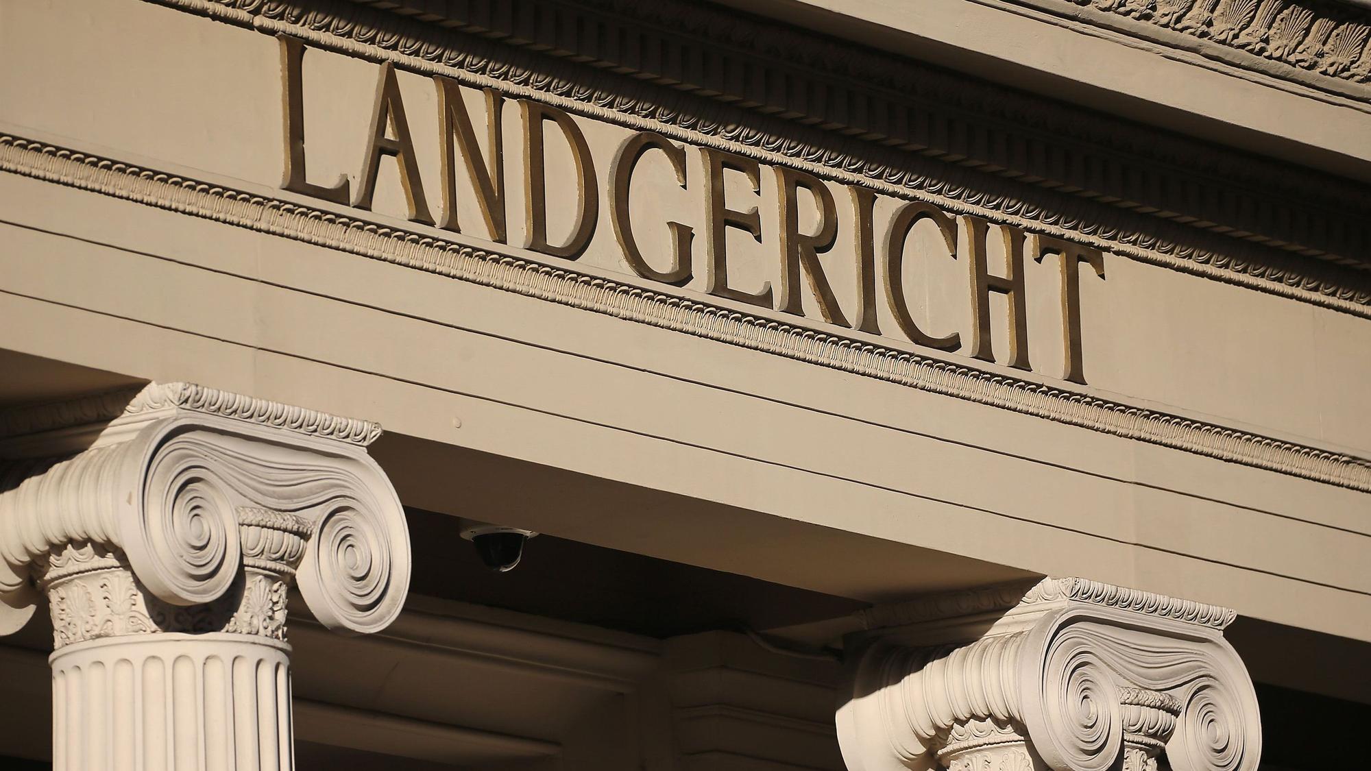 Am Bonner Landgericht fand ein Gütetermin zu dem Fall statt. Das Eingangsportal des Landgerichts.