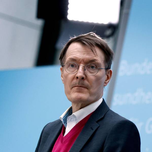 Karl Lauterbach (SPD), Bundesminister für Gesundheit, schaut bei einer Presseveranstaltung nachdenklich.