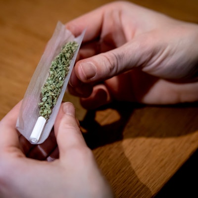 Eine Person dreht sich einen Joint.