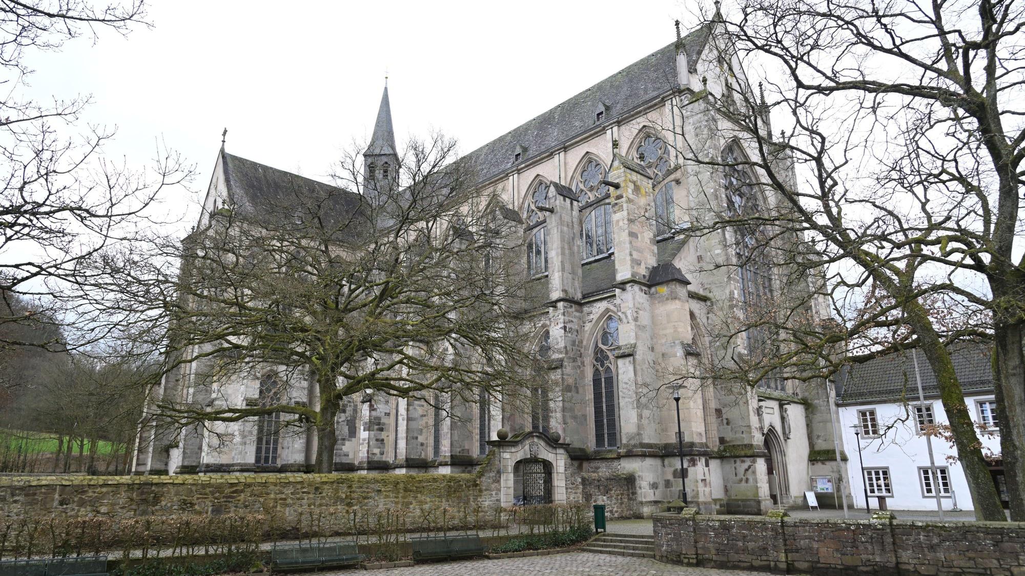 Der Altenberger Dom mit Bäumen ohne Blätter davor.