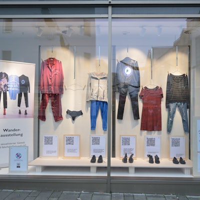 In einem Schaufenster sind verschiedene Kleidungsstücke und Schuhe ausgestellt, die Frauen anhatten, als ihnen Gewalt widerfuhr.