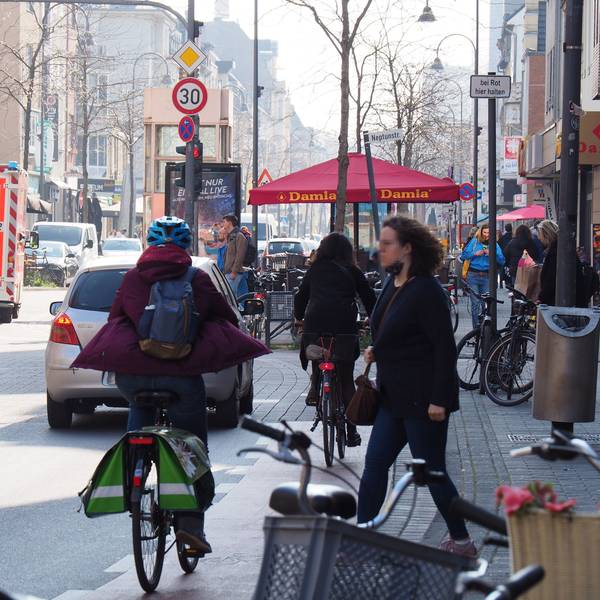 Eine Fahrradfahrerin fährt über die Venloer Straße.