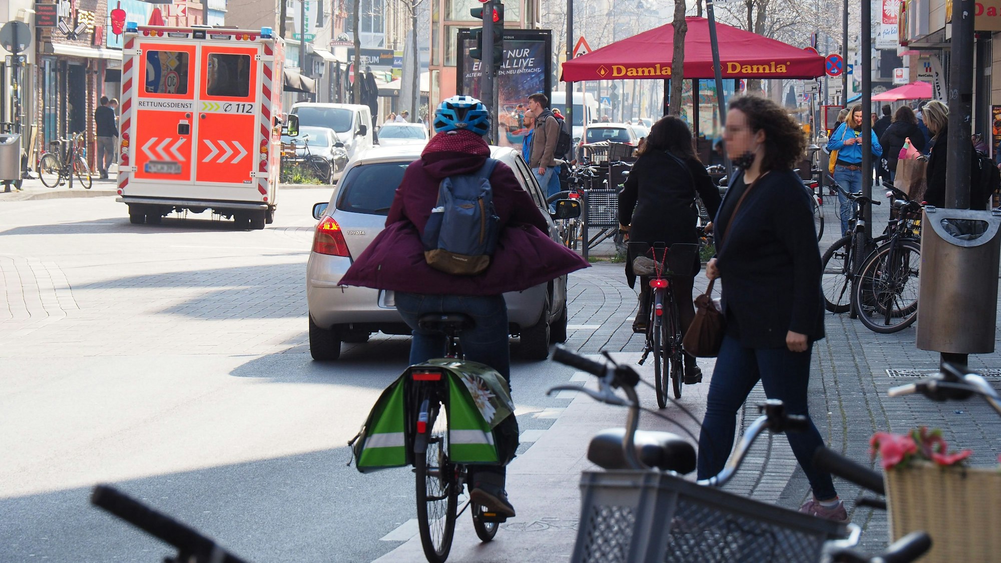 Eine Fahrradfahrerin fährt über die Venloer Straße.