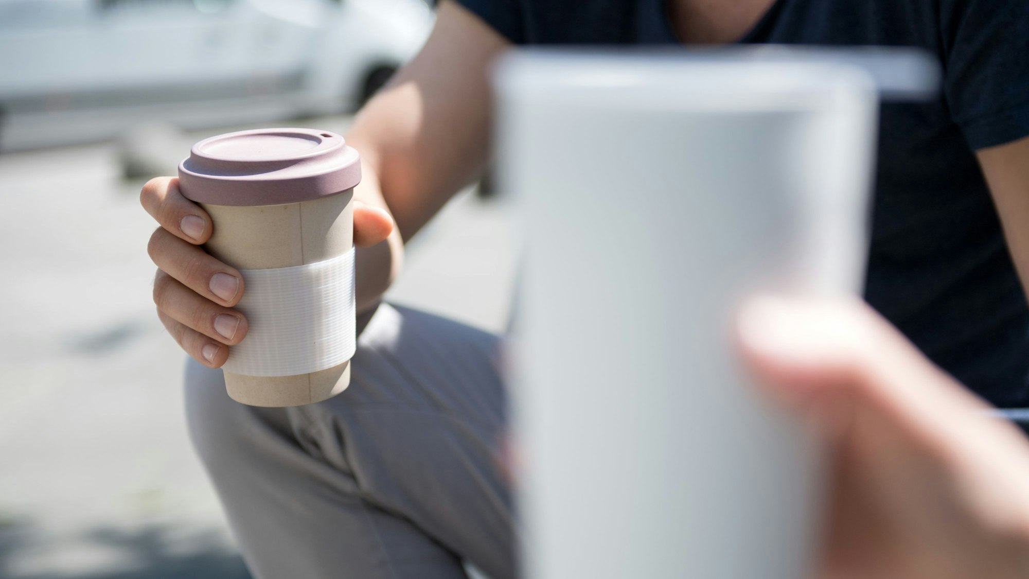 Auf dem Bild sind zwei weiße Kaffeebecher aus Pappe zu sehen.