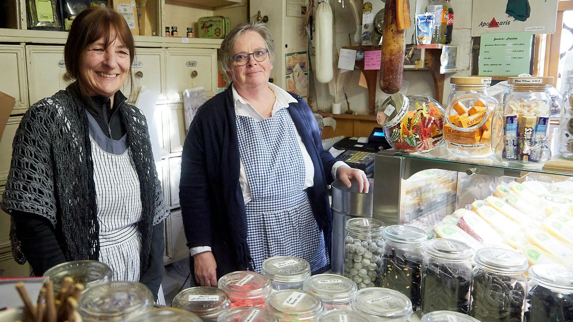 Viele Gläser mit Lakritzen und anderen Leckereien stehen im Tante-Emma-Laden im Freilichtmuseum in Kommern. Dort bedienen Sabine Schmitt (links) und Dagmar Guhlemann die Besucher.