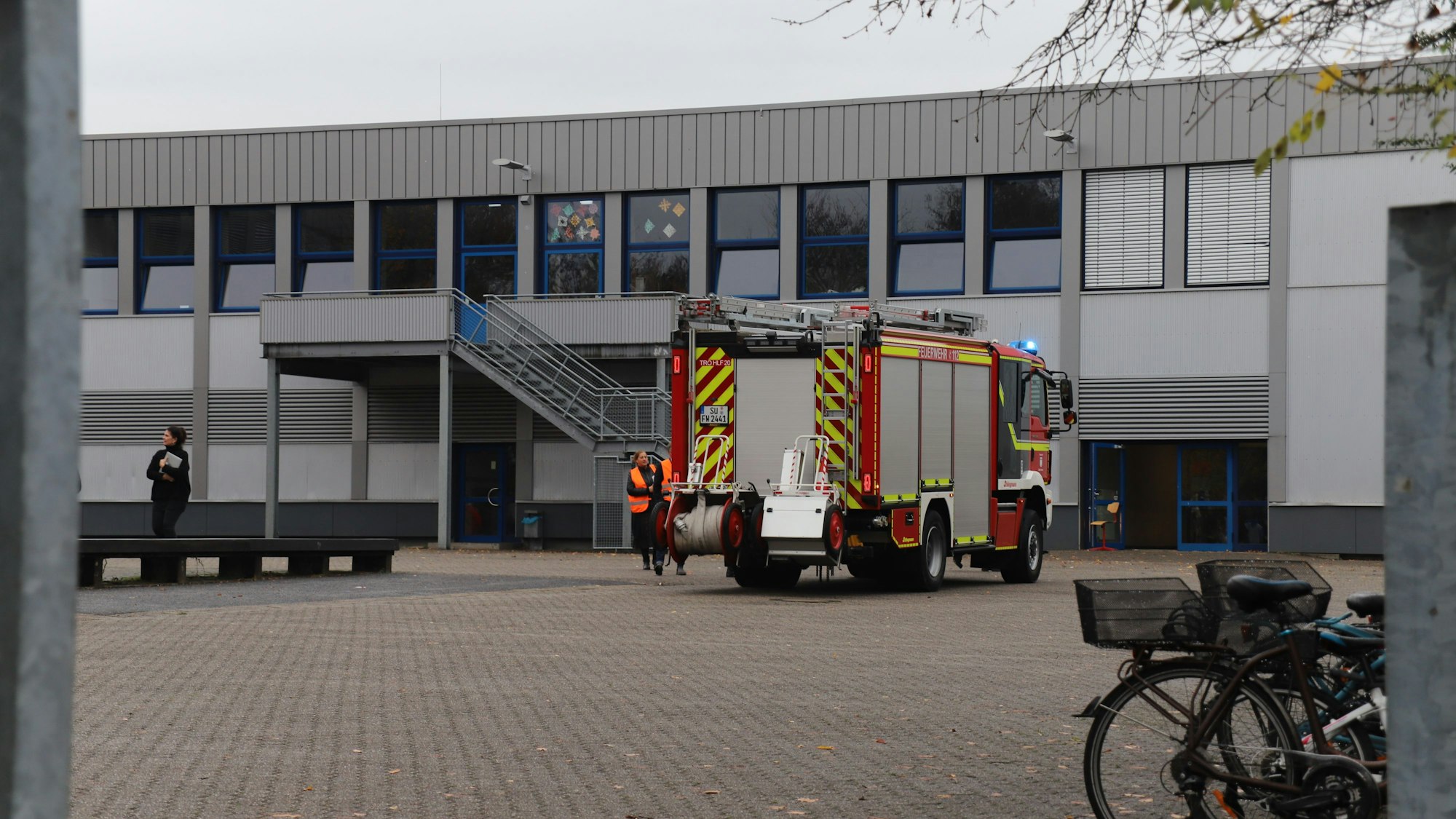 Im Keller des Anbaus des Gymnasiums Zum Altenforst wurde Gussasphalt verarbeitet. Der Rauch zog dirch das Gebäude, die Schüler bekamen schulfrei.
