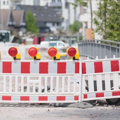 Eine Absperrung blockiert eine Straße, die erneuert wird.