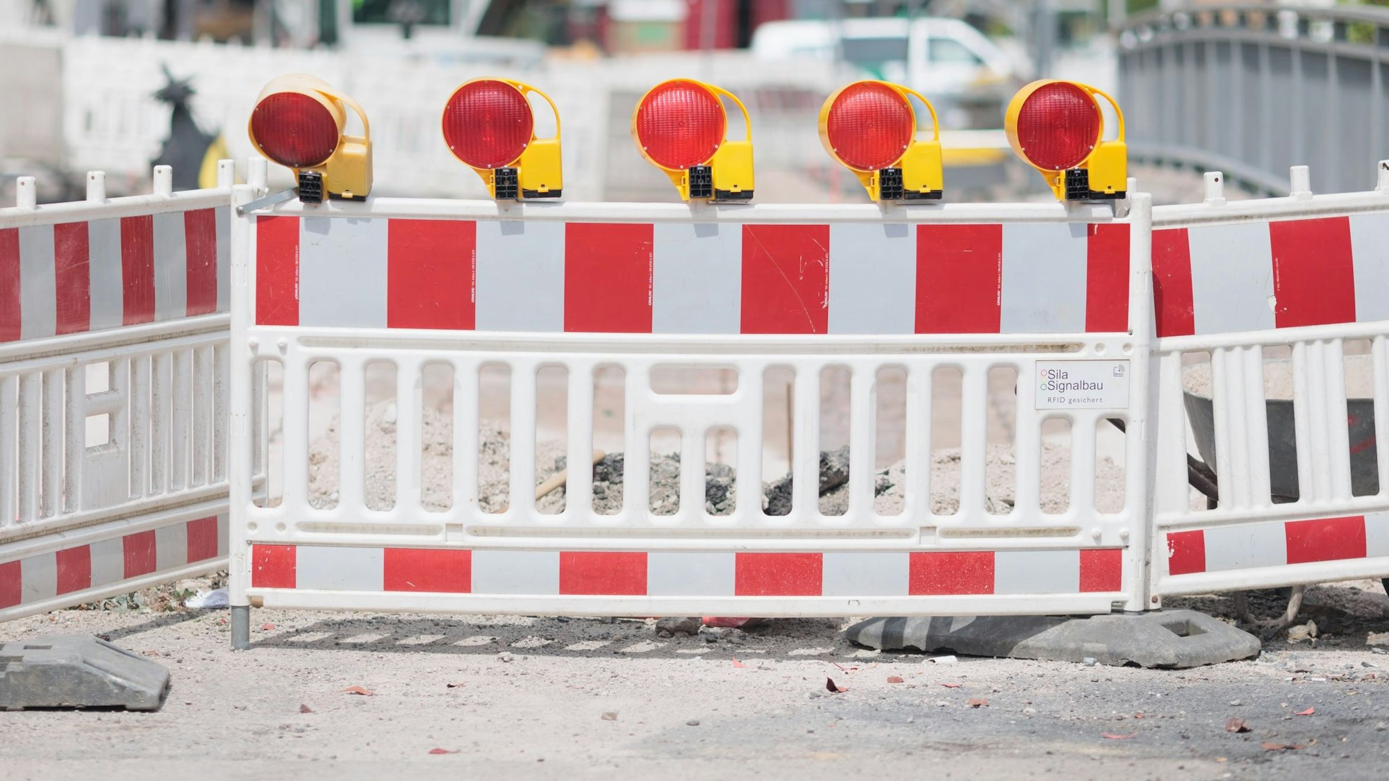 Eine Absperrung blockiert eine Straße, die erneuert wird.