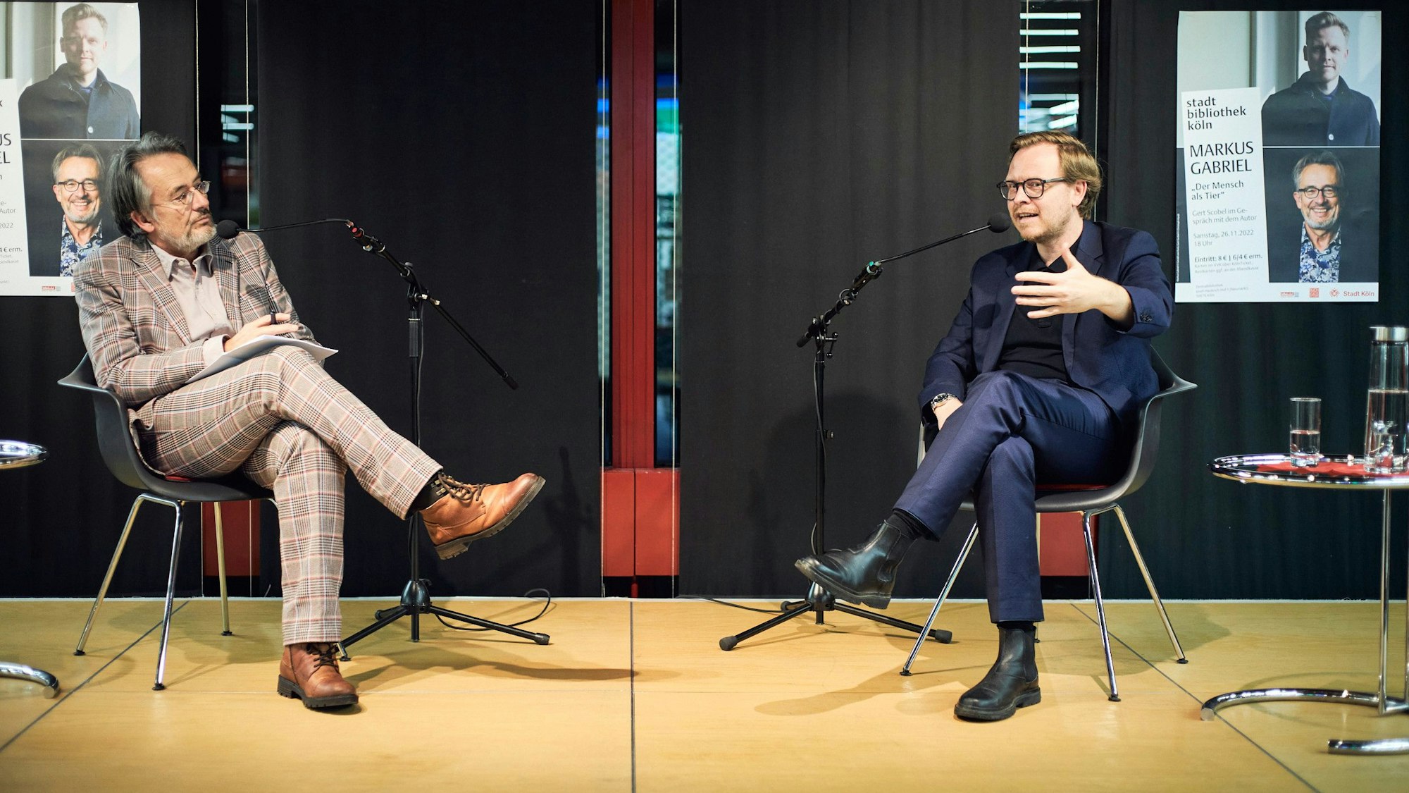 Moderator Gerd Scobel (links) im Gespräch über das Buch „Der Mensch als Tier“ des Philosophen Markus Gabriel.