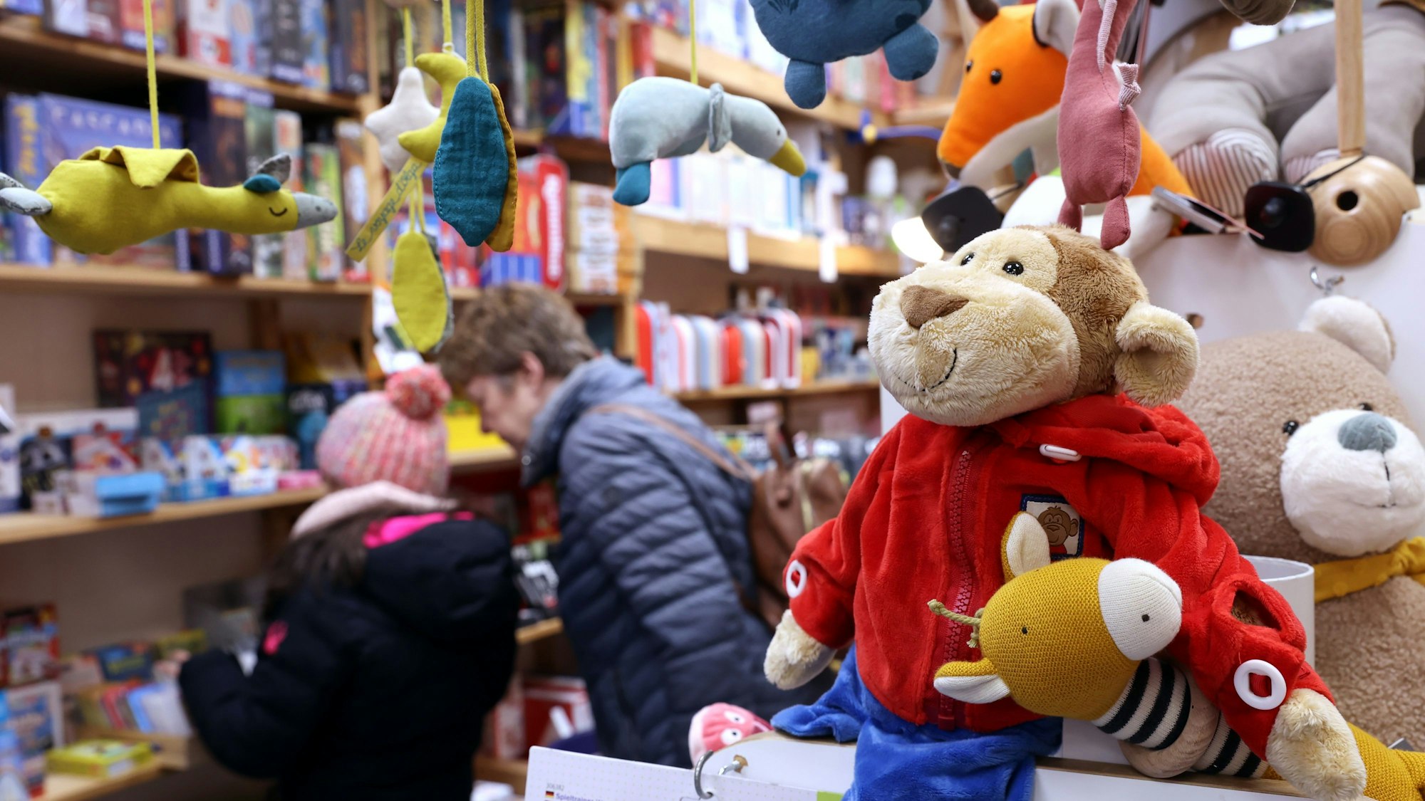 Ein Kind und eine Frau stehen in einem Spielzeugladen.