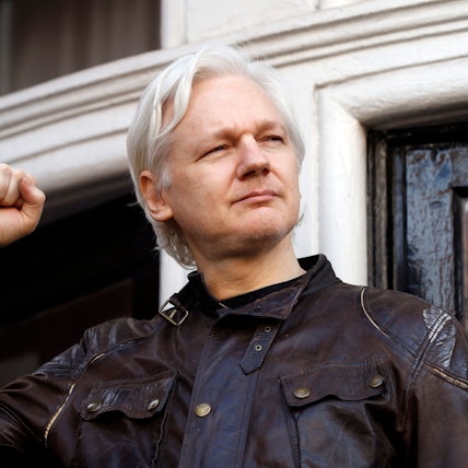 Julian Assange grüßt 2017 Unterstützer in London vor der ecuadorianischen Botschaft.