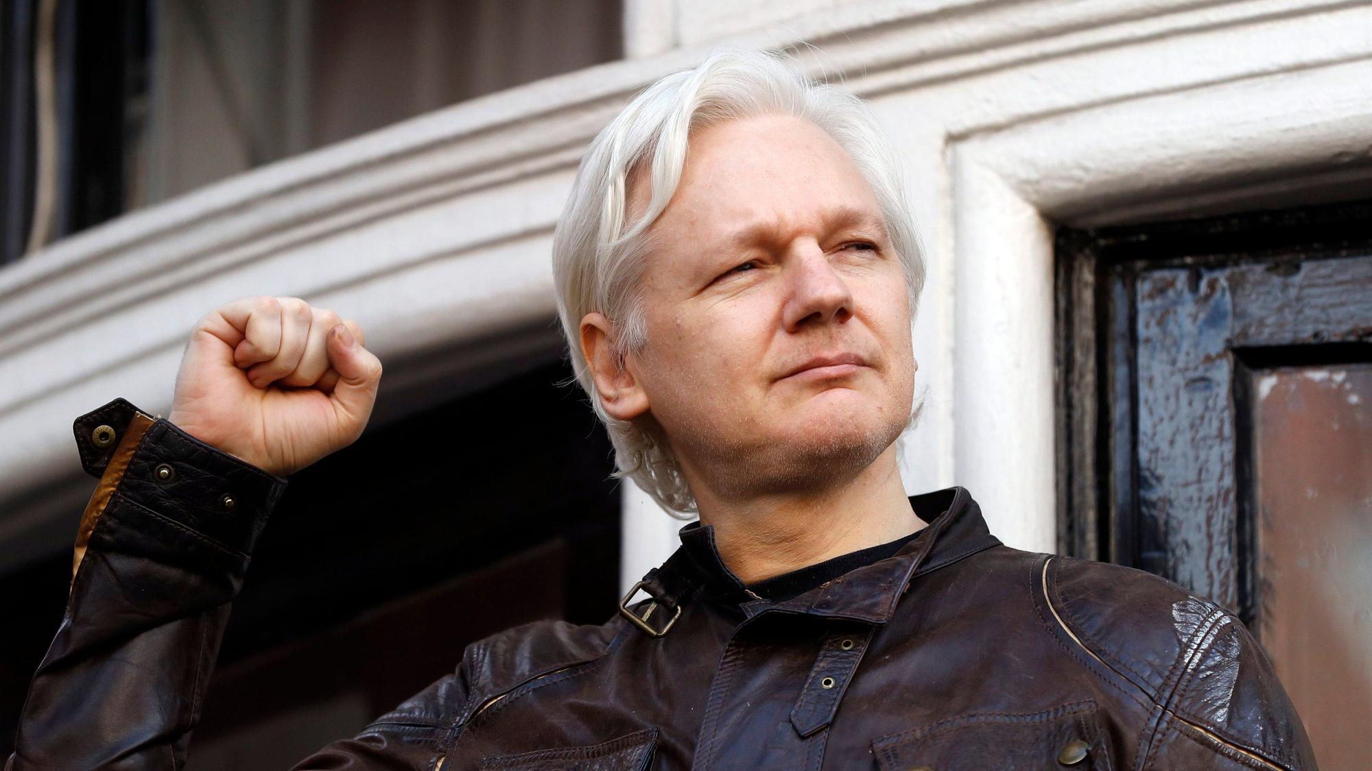 Julian Assange grüßt 2017 Unterstützer in London vor der ecuadorianischen Botschaft.