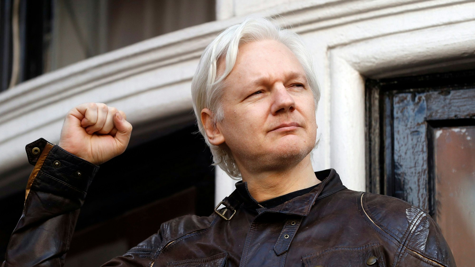 Julian Assange grüßt 2017 Unterstützer in London vor der ecuadorianischen Botschaft.