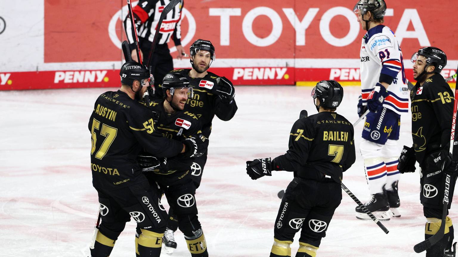 Kölner Haie KEC Die Haie vs Iserlohn Roosters, Eishockey DEL, Jubel um den Torschützen zum 1:0: David McIntyre 2. von links, Haie, 27.11.2022, *** Kölner Haie KEC Die Haie vs Iserlohn Roosters, ice hockey DEL, cheering for the scorer to 1 0 David McIntyre 2 from left, Haie , 27 11 2022, DUS900