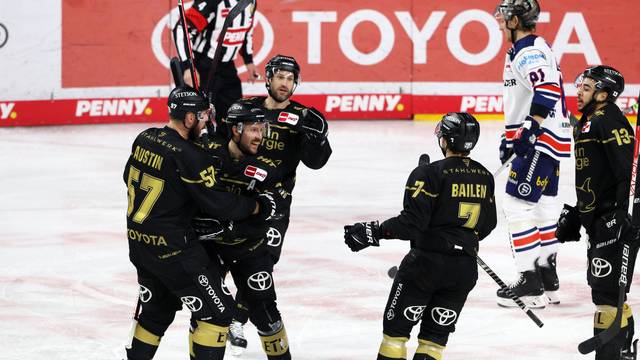 Kölner Haie KEC Die Haie vs Iserlohn Roosters, Eishockey DEL, Jubel um den Torschützen zum 1:0: David McIntyre 2. von links, Haie, 27.11.2022, *** Kölner Haie KEC Die Haie vs Iserlohn Roosters, ice hockey DEL, cheering for the scorer to 1 0 David McIntyre 2 from left, Haie , 27 11 2022, DUS900
