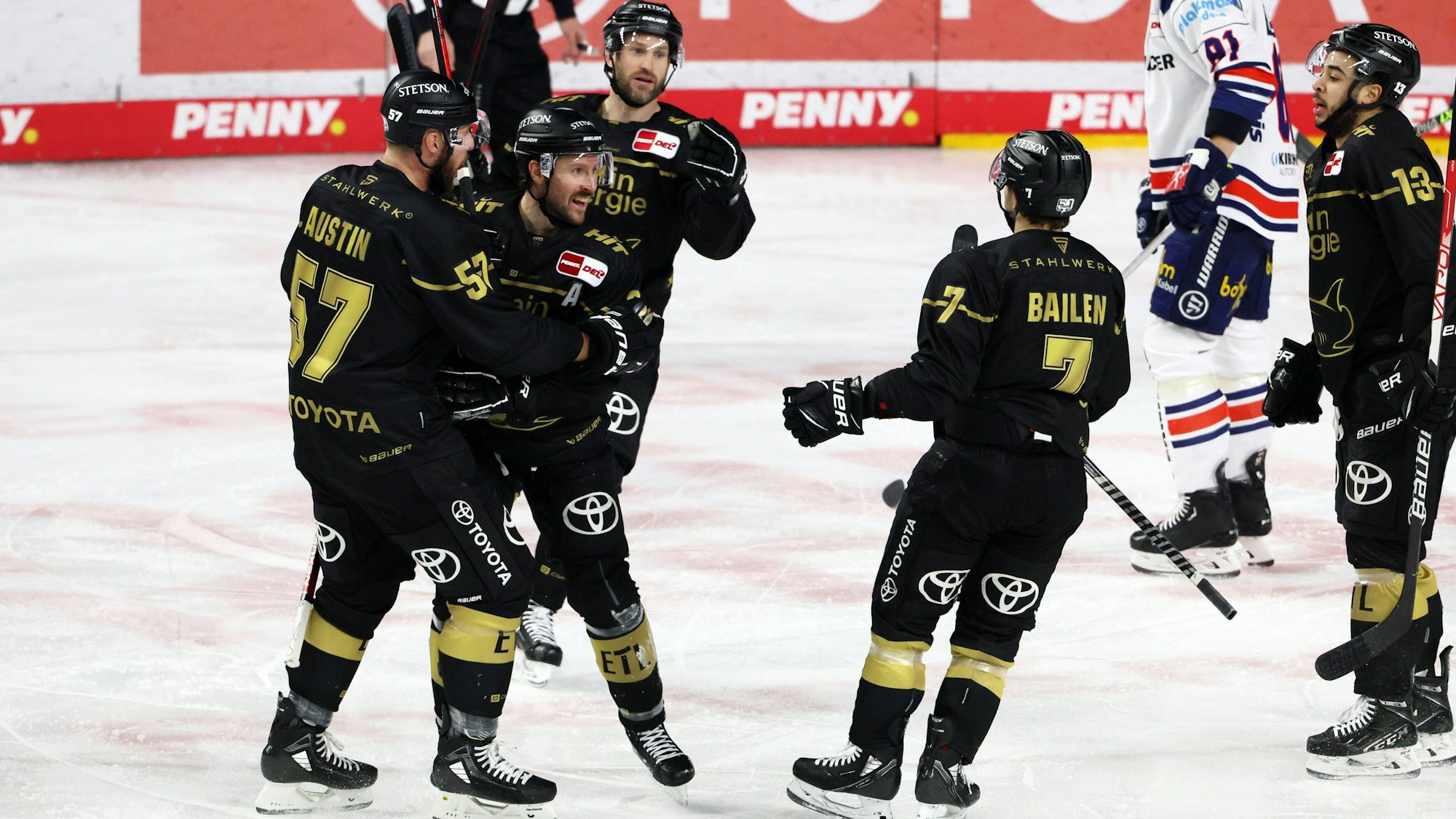 Kölner Haie KEC Die Haie vs Iserlohn Roosters, Eishockey DEL, Jubel um den Torschützen zum 1:0: David McIntyre 2. von links, Haie, 27.11.2022, *** Kölner Haie KEC Die Haie vs Iserlohn Roosters, ice hockey DEL, cheering for the scorer to 1 0 David McIntyre 2 from left, Haie , 27 11 2022, DUS900