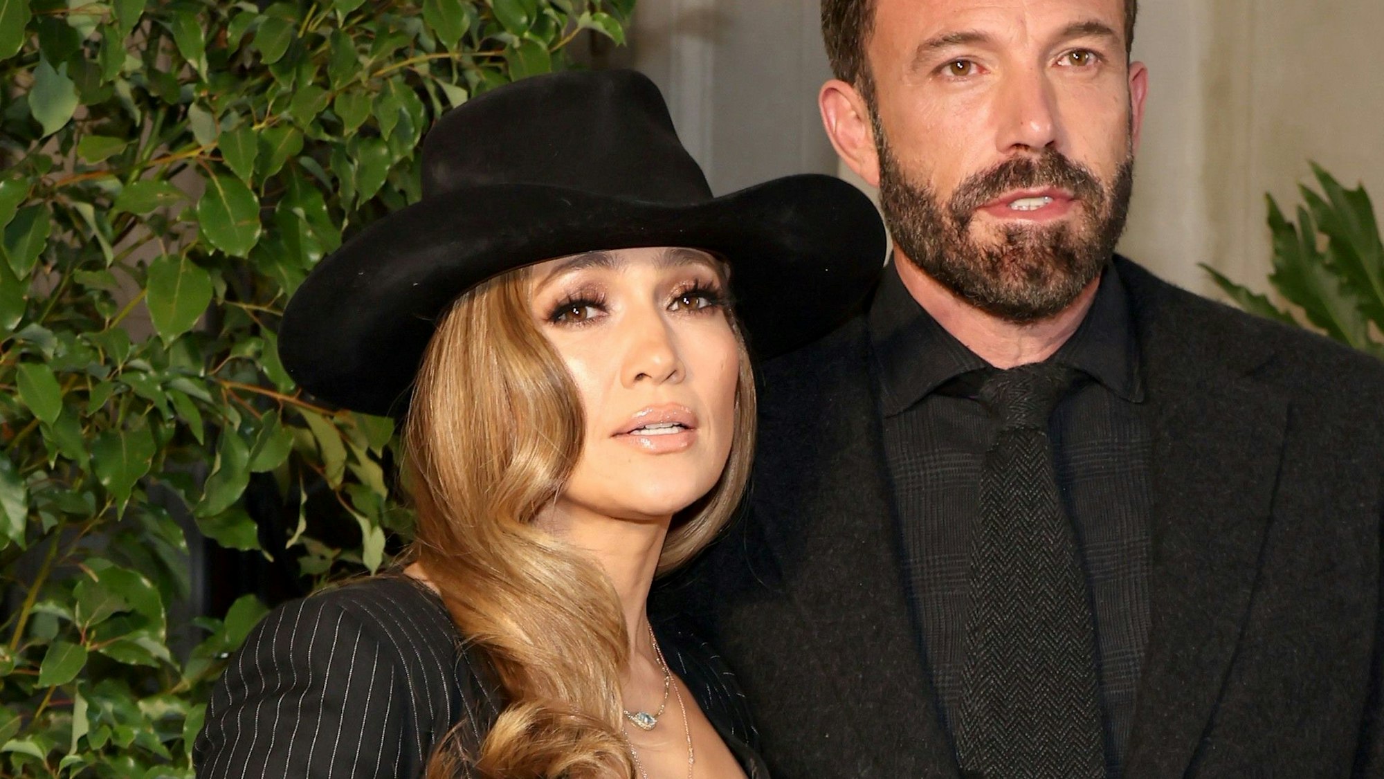 Jennifer Lopez mit schwarzem Cowboyhut bei der Ralph-Lauren-Show.