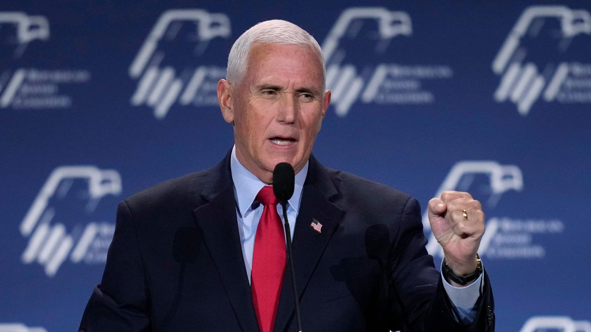 Der ehemalige Vizepräsident Mike Pence spricht beim jährlichen Führungstreffen der Republican Jewish Coalition, Freitag, 18. November 2022, in Las Vegas. Er hebt die Faust in die Luft und schaut ernst.