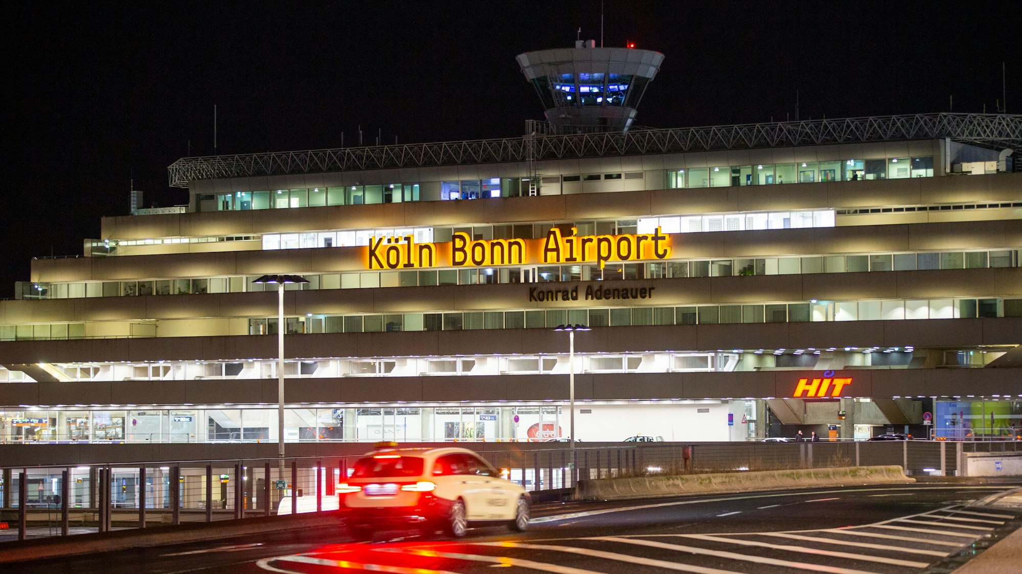 Blick auf das Flughafengebäude mit dem Schriftzug des Airports Köln/Bonn.