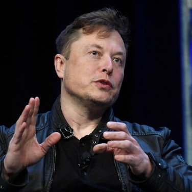 Elon Musk spricht auf einer Konferenz, er gestikuliert mit den Händen.