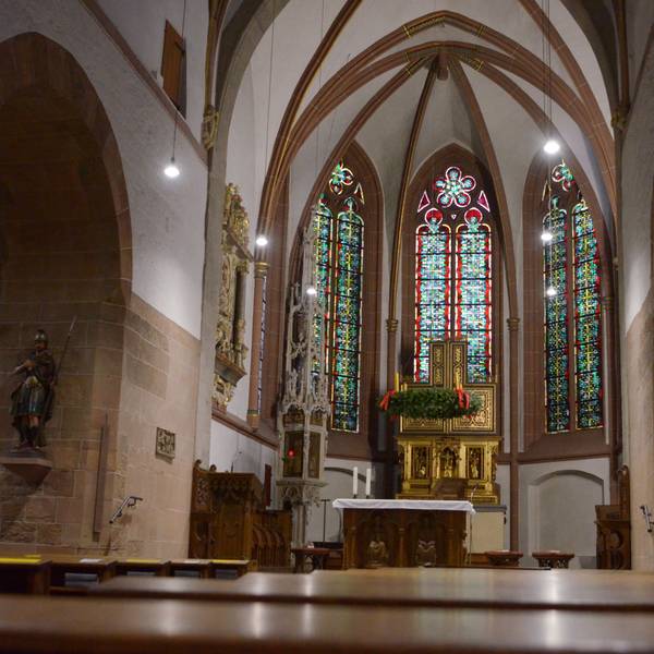 Der Altarbereich der katholischen Pfarrkirche St. Martin in Euskirchen.